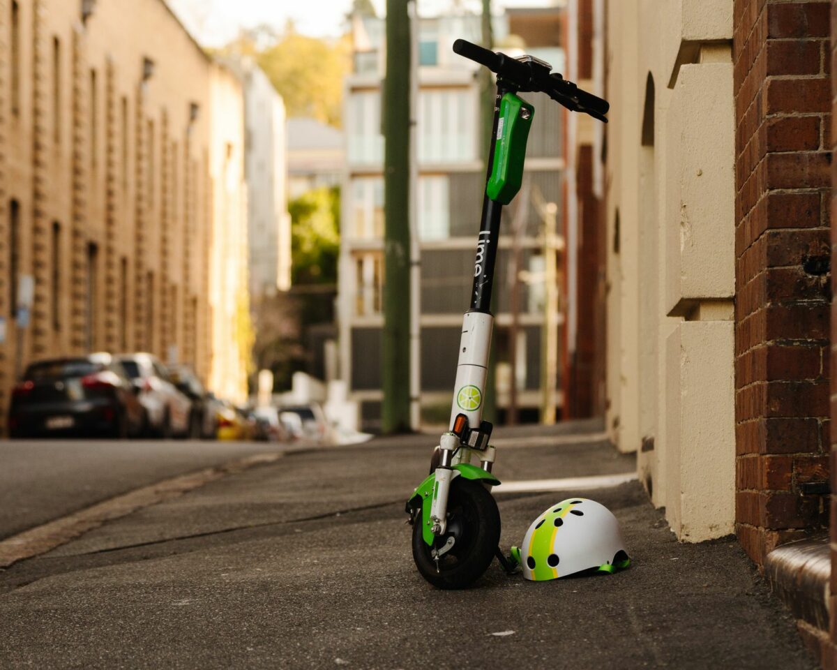 Trottinette électrique garée avec un casque posé dessus